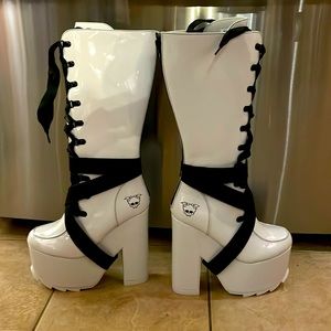 Yru shoes from monster high colletction Draculaura’s grey shoes never been worn.